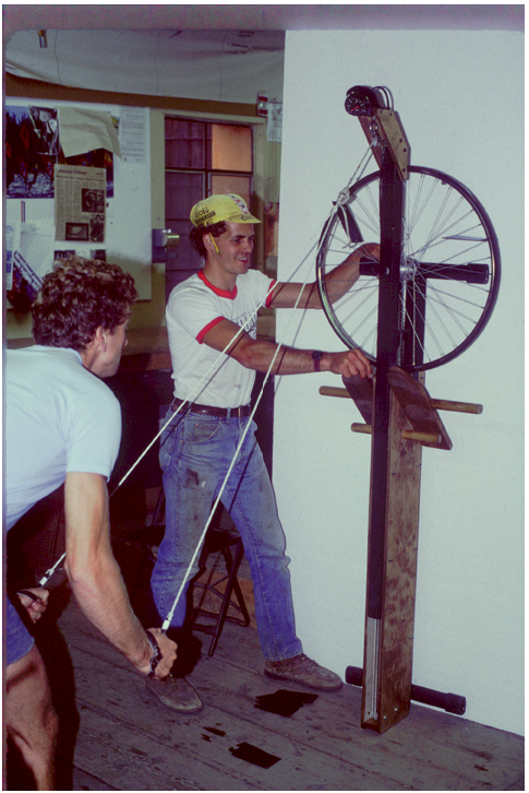 A very early version of a ski ergometer.<br><br><i>Dick Dreissigacker (l.) and Jon Williams (r.).</i>
